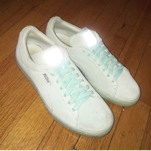 Teal color pumas